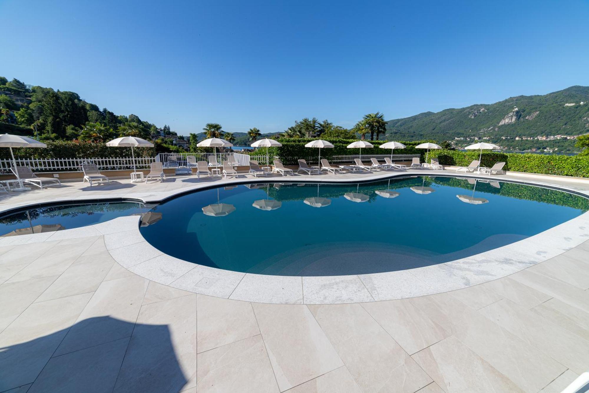 Hotel La Bussola Орта-Сан-Джулио Экстерьер фото