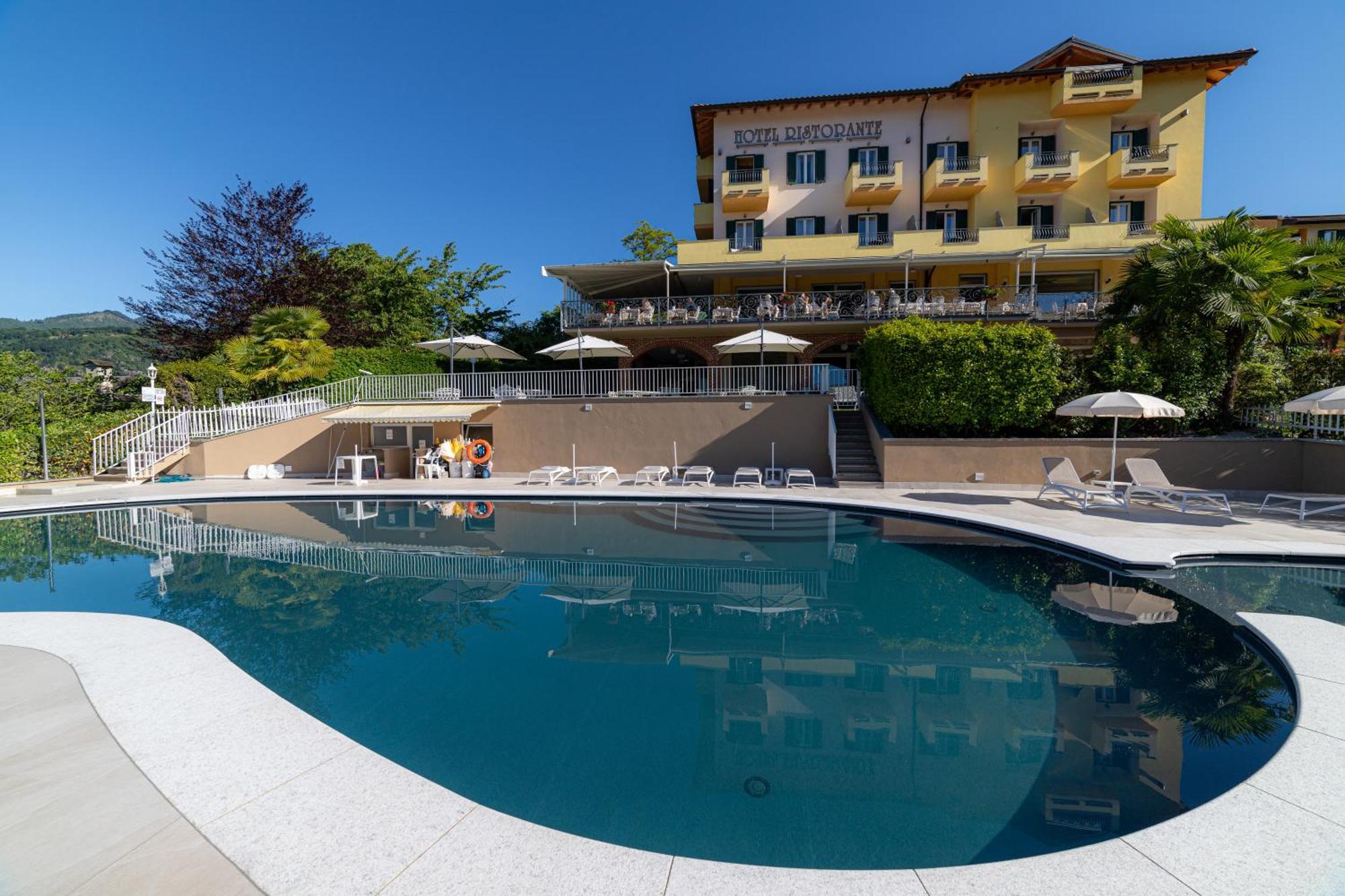 Hotel La Bussola Орта-Сан-Джулио Экстерьер фото