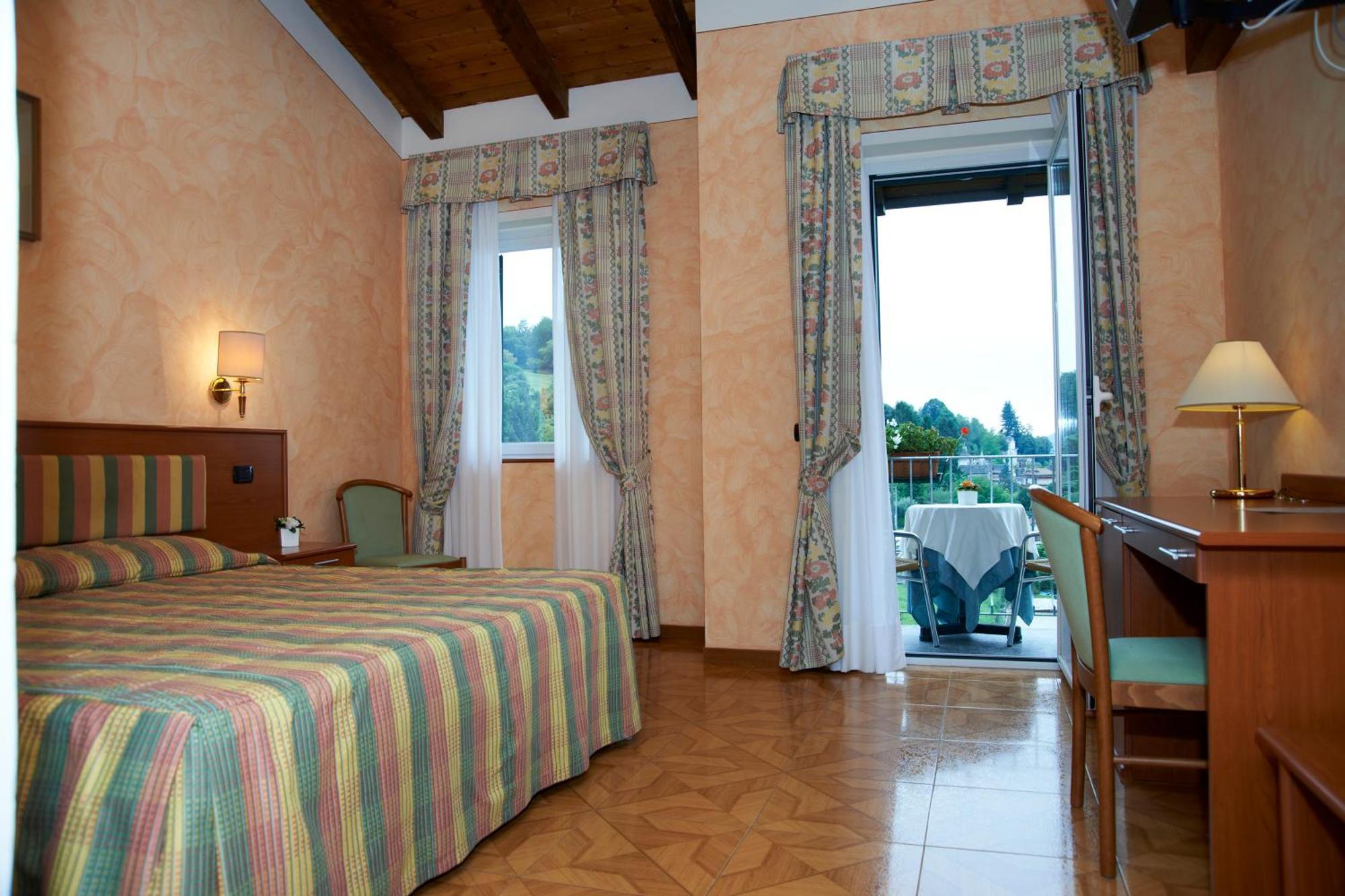Hotel La Bussola Орта-Сан-Джулио Экстерьер фото