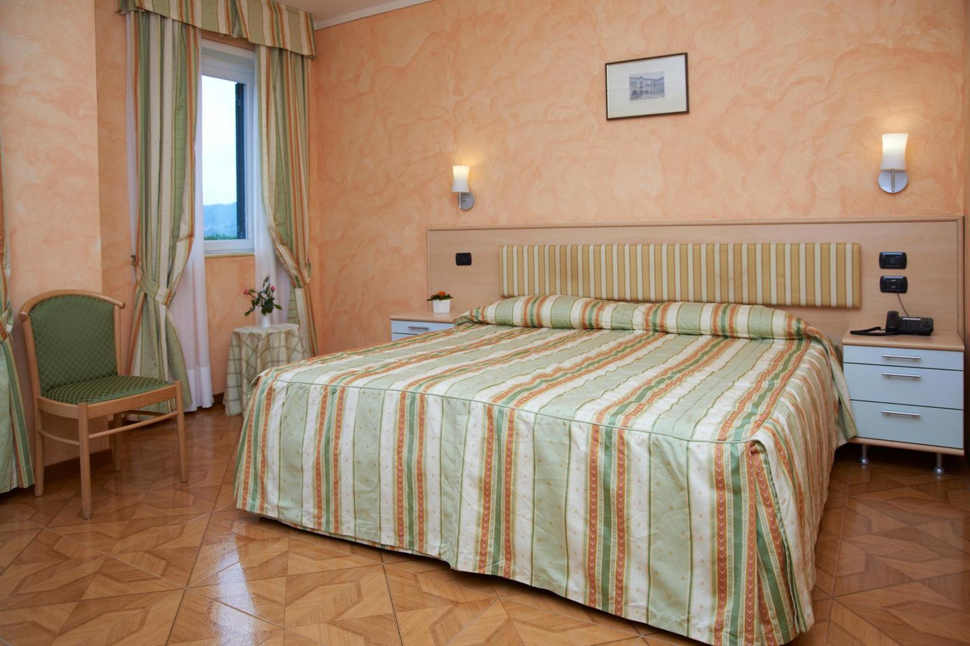 Hotel La Bussola Орта-Сан-Джулио Экстерьер фото