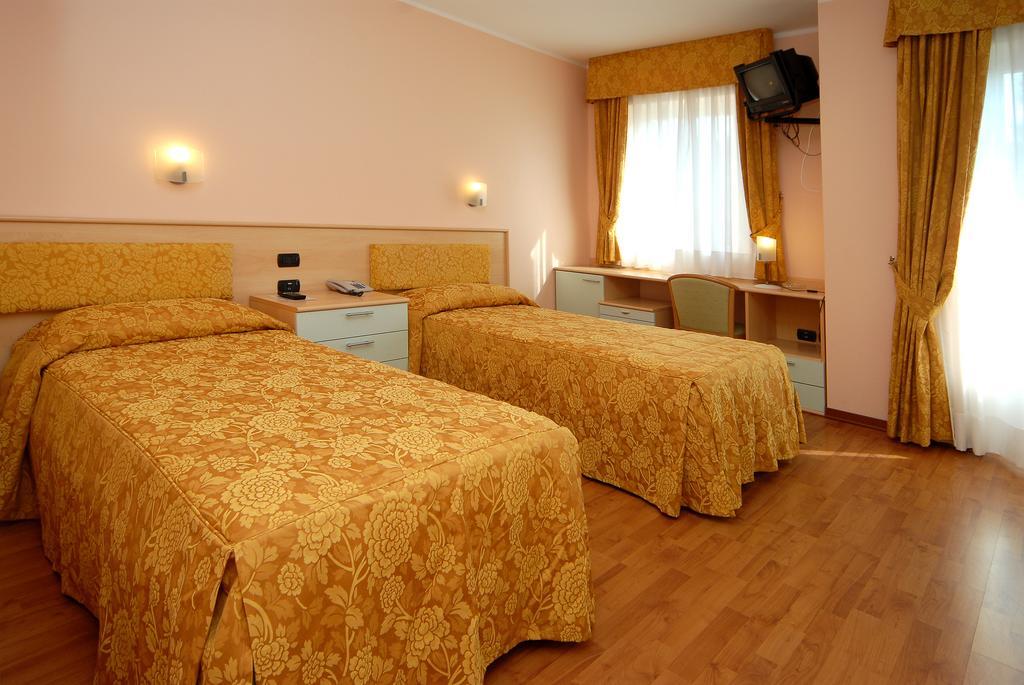 Hotel La Bussola Орта-Сан-Джулио Экстерьер фото